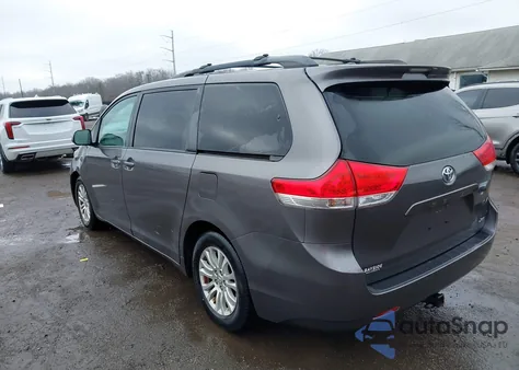2014 Toyota Sienna Xle V6 8 Passenger z USA, uszkodzony, nr VIN 5TDYK3DC0ES443577